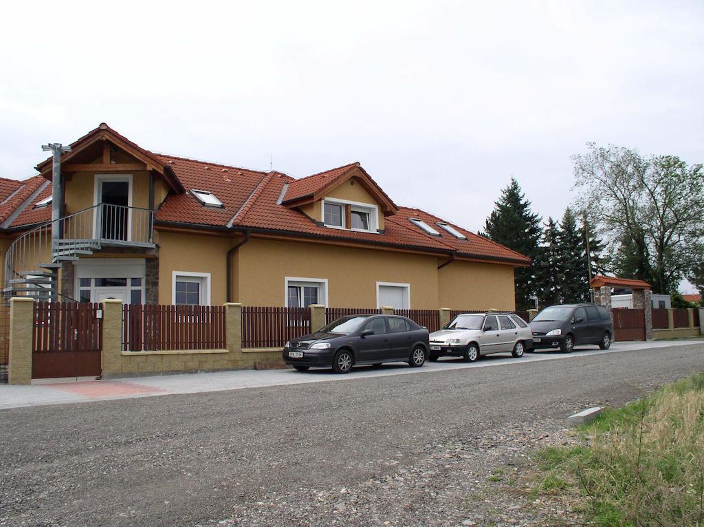 Penzion Rozkos Prŭhonice Luaran gambar