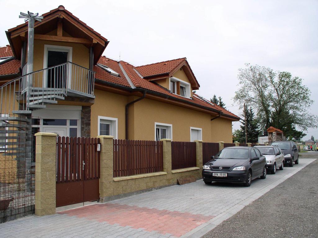Penzion Rozkos Prŭhonice Luaran gambar