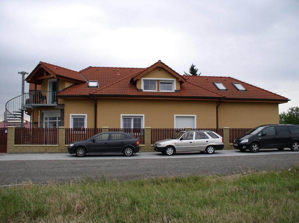 Penzion Rozkos Prŭhonice Luaran gambar